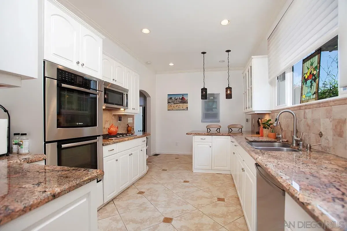 4 bed, 3.5 bath, 3680 sqft, $12,000 — Photo 3