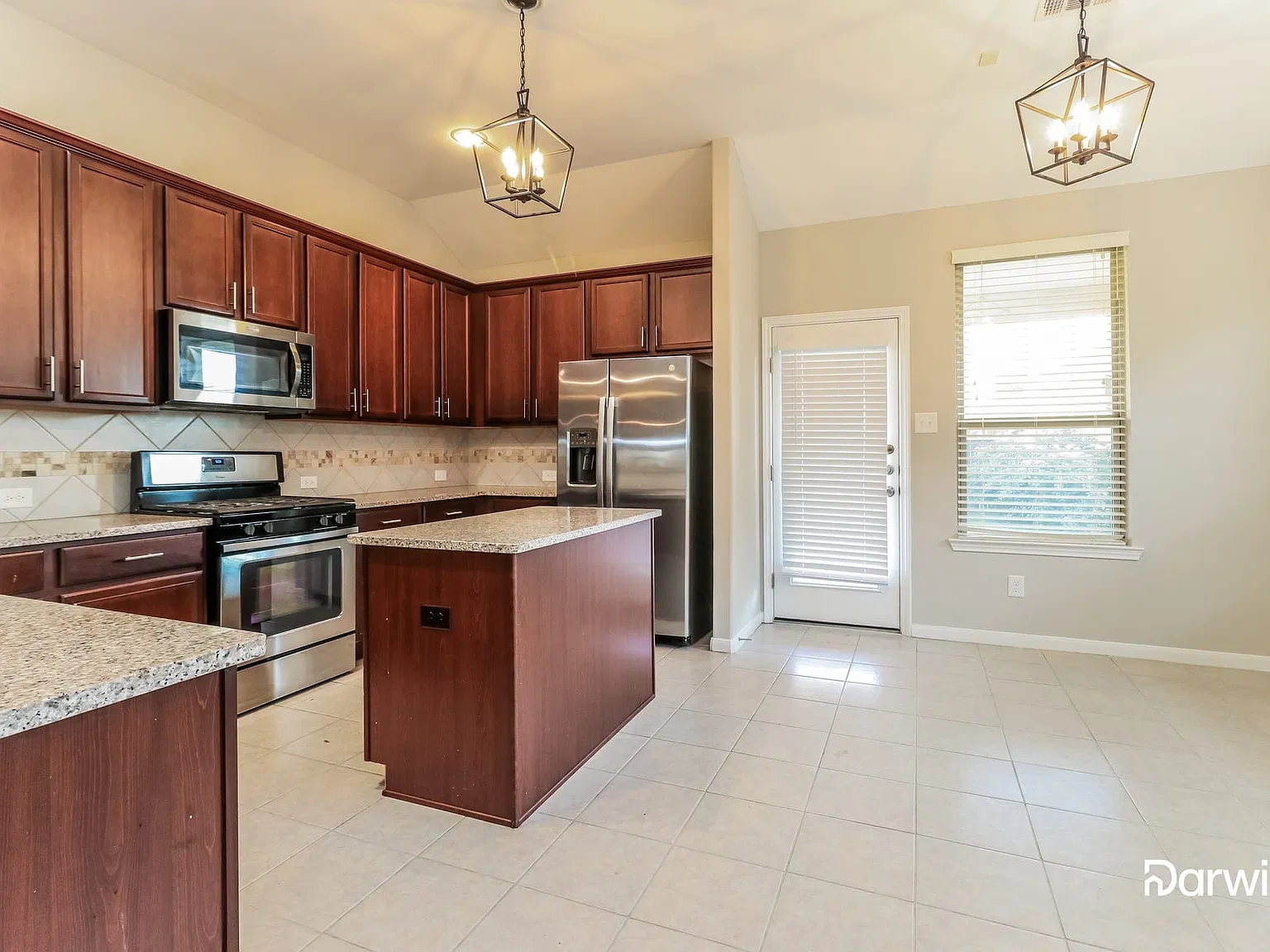 3 bed, 2.0 bath, 2582 sqft, $2,395 — Photo 4