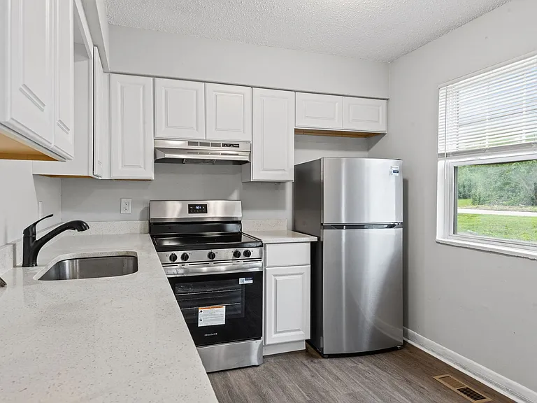 Redwood Village Townhomes — Photo 2