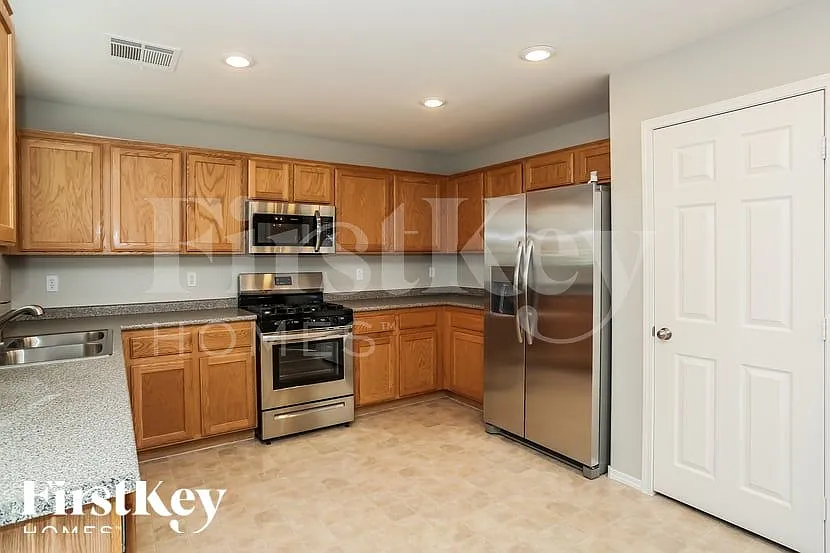 3 bed, 2.5 bath, 1497 sqft, $1,800 — Photo 4