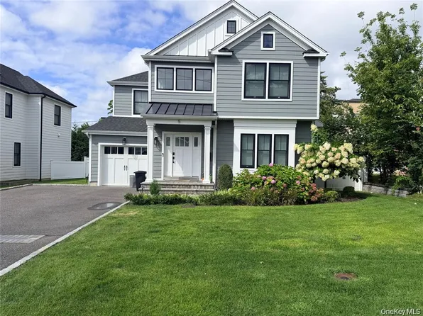 5 Madison Pl, Roslyn Heights, NY 11577