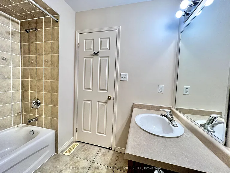 2153 Redstone Cres — Photo 24