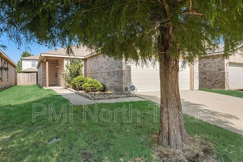 3 bed, 2.0 bath, 1296 sqft, $1,900 — Photo 3