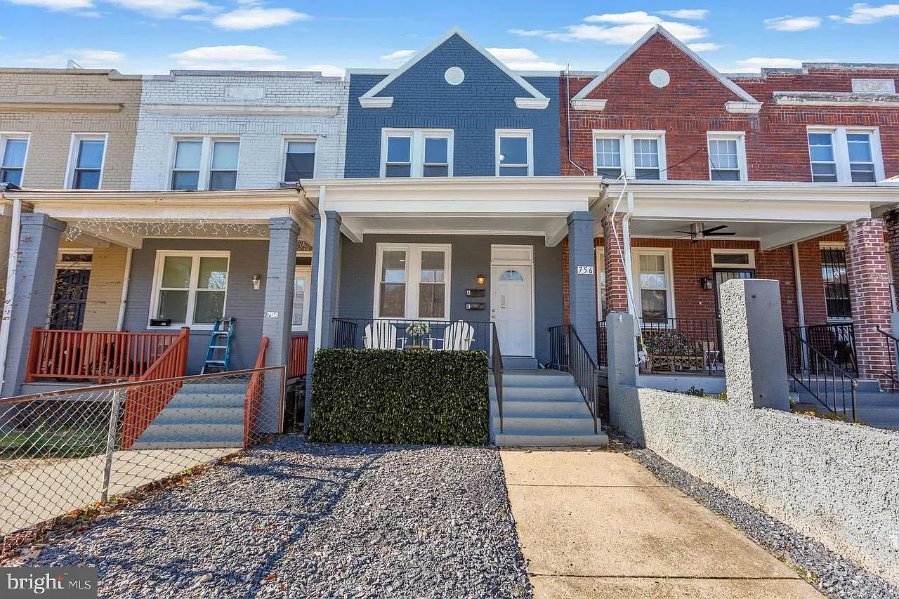 2 bed, 1.0 bath, 1702 sqft, $2,800 — Photo 1