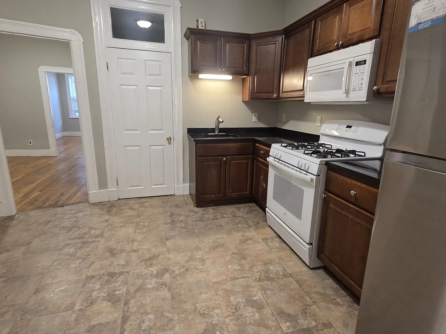 4 bed, 1100 sqft, $6,000 — Photo 4