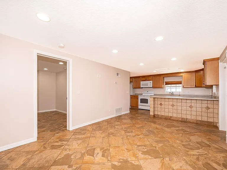 533 West Ave — Photo 2