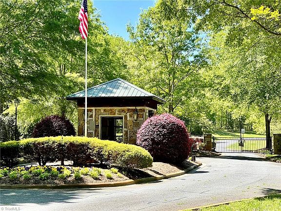 4th image of 135 Boulder Ridge Dr