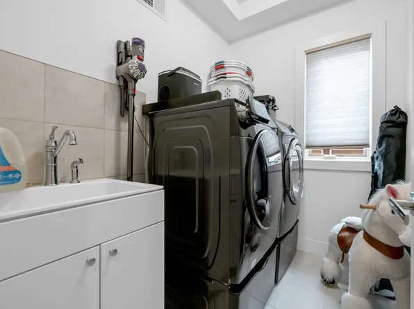 807 Edgewood Lane image 15 of 37