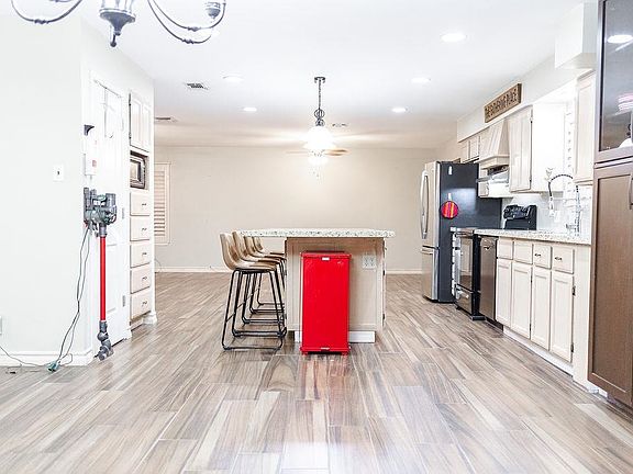 2nd image of 209 Gumwood Ln