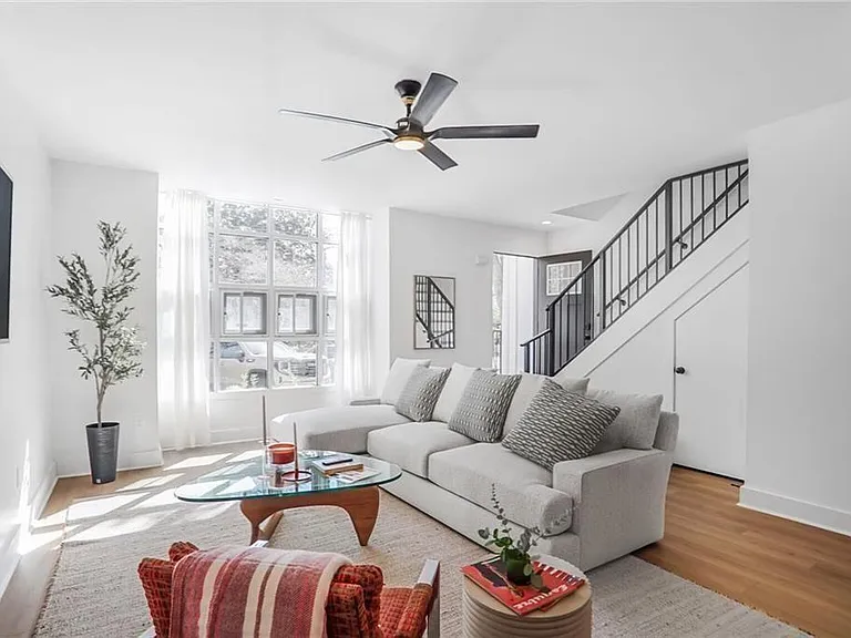 1210 Cleburne Ave NE — Photo 4
