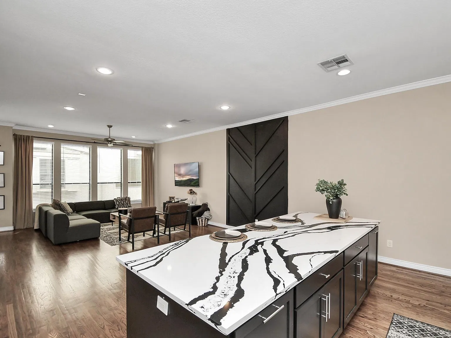 3 bed, 3.5 bath, 2479 sqft, $2,950 — Photo 3