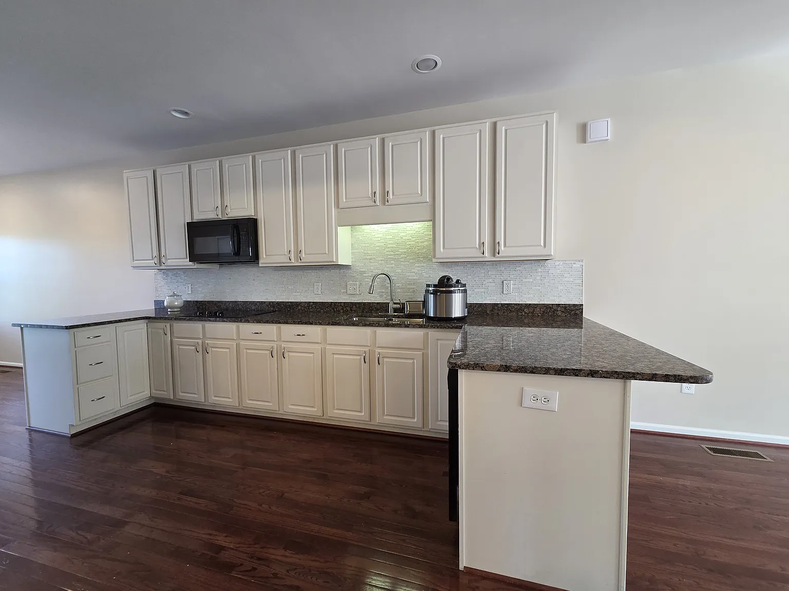 2 bed, 2.5 bath, 1971 sqft, $3,500 — Photo 4