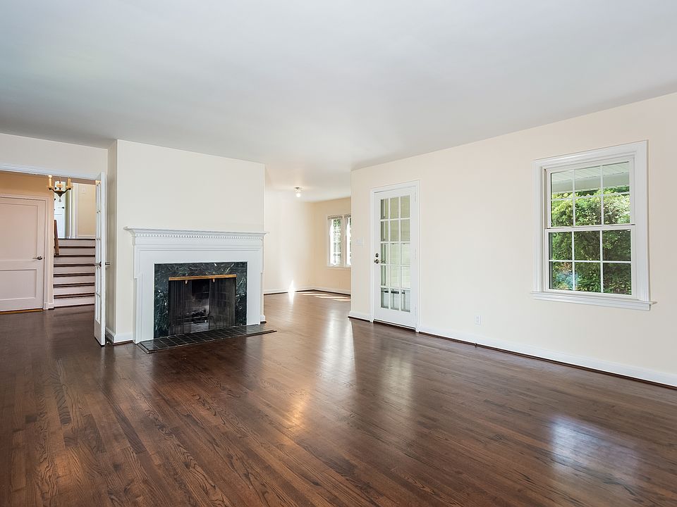 1st image of 4 Clubway Ln