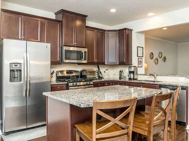 420 Fairmont Dr — Photo 3