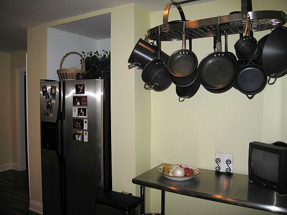 Kitchen: East wall 