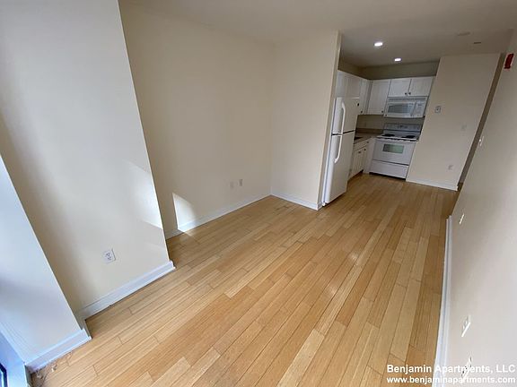 2nd image of 40 Boylston St Unit 3C