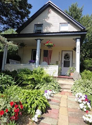 1st image of 224 Harriet St N
