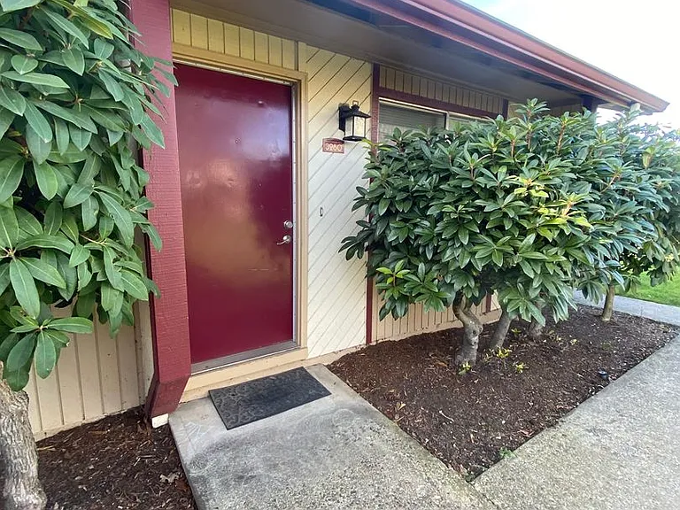 1 Bedroom 1 Bathroom at Hollywood Park Apartments — Photo 1