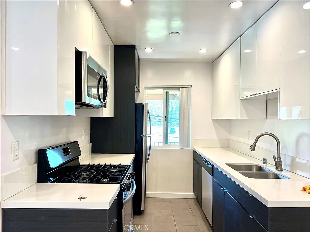 2 bed, 1100 sqft, $3,300 — Photo 1