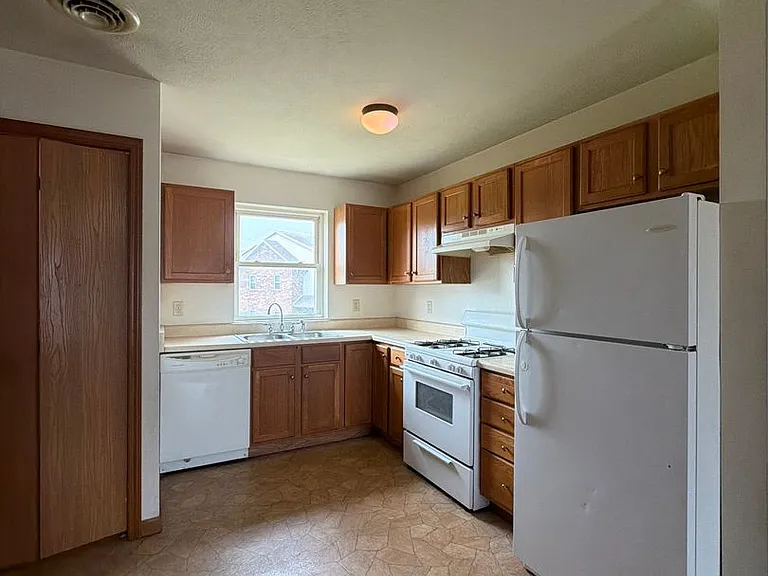 279 Woodridge Ct — Photo 4