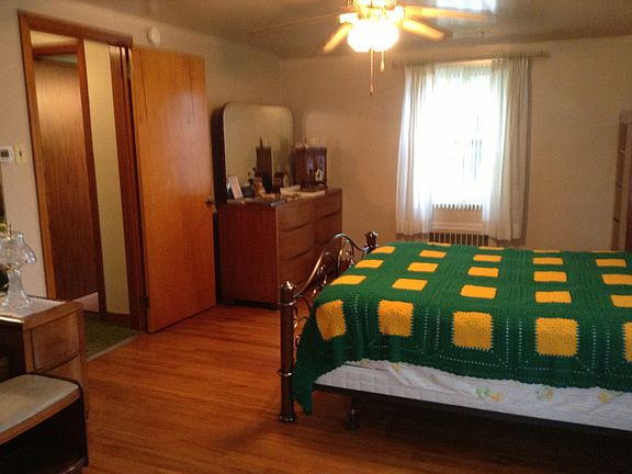 Master Bedroom (19' x 12.5') Hardwood Floor