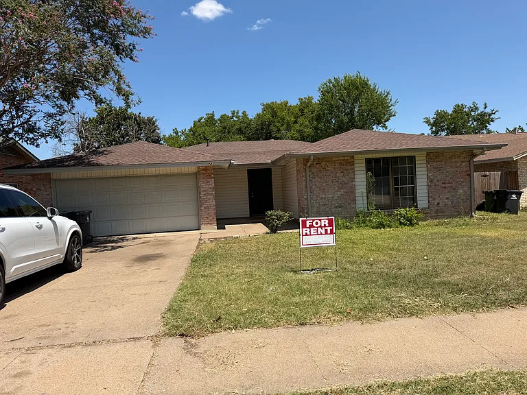 741 Salsbury Cir — Photo 1