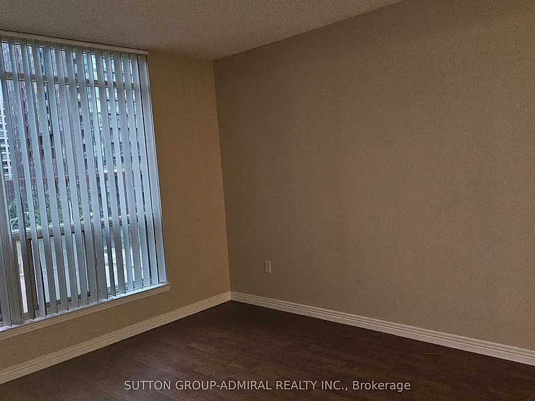 942 Yonge St #517 — Photo 13