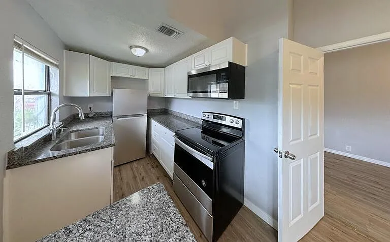 14125 Palm St #3 — Photo 7