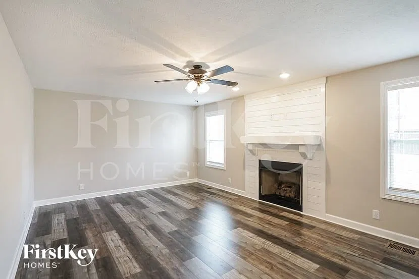 4 bed, 2.5 bath, 2204 sqft, $2,295 — Photo 2