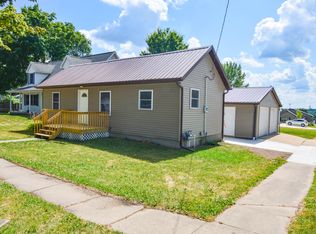 521 Summit St, Center Point, IA 52213
