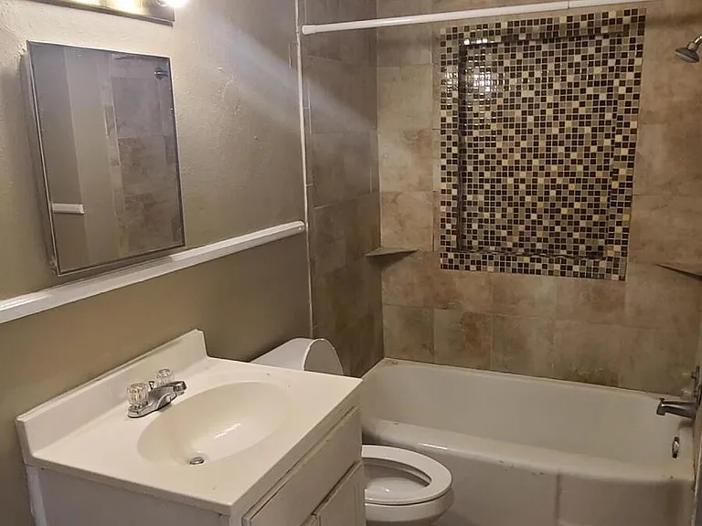 327 Decelle St #B — Photo 20