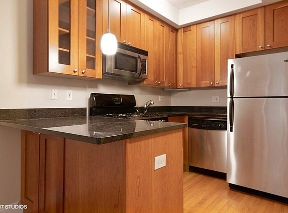5th image of 2237 N Lincoln Ave #B-2