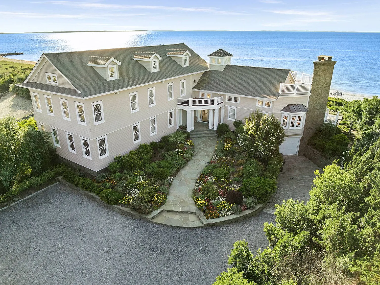 Spectacular Waterfront East Hampton Retreat — Photo 2