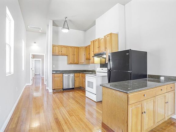 4th image of 3725 Willow St #27