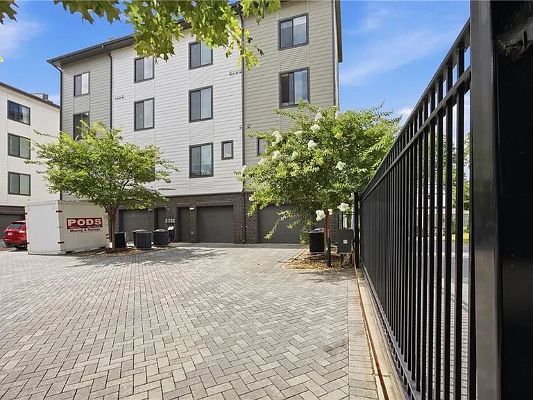 211 Bass St SW #10 — Photo 17