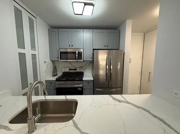 300 Albany St APT 3H, New York, NY 10280