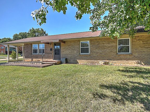 3rd image of 1528 Garden Dr