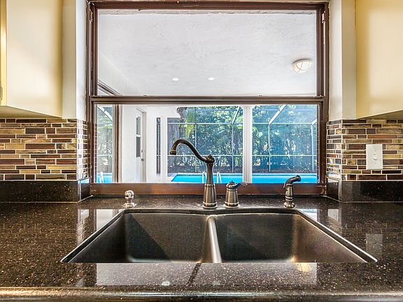 5th image of 3075 Diamond Head Dr E