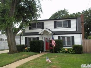 2 Carmans Ct, Farmingdale, NY 11735