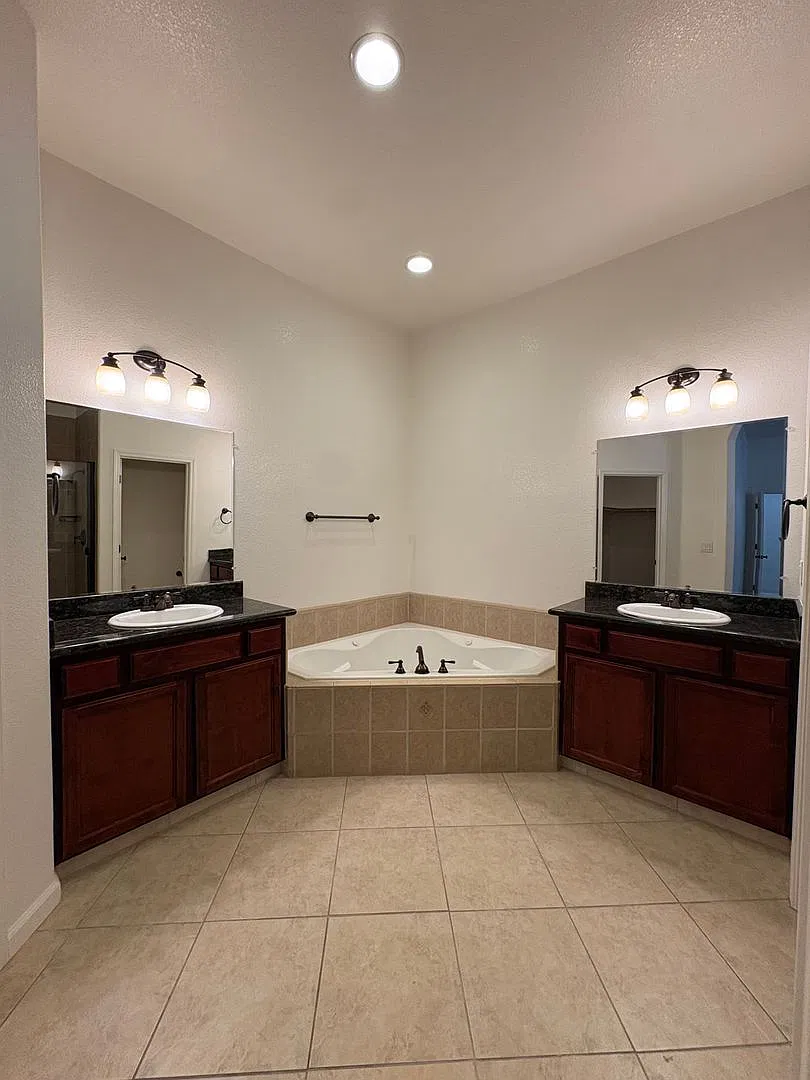 Large 3 bedroom Home in Turlock, Ca — Photo 1