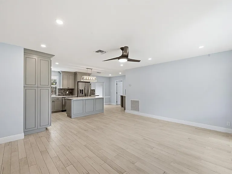 2120 NE 62nd Ct — Photo 8