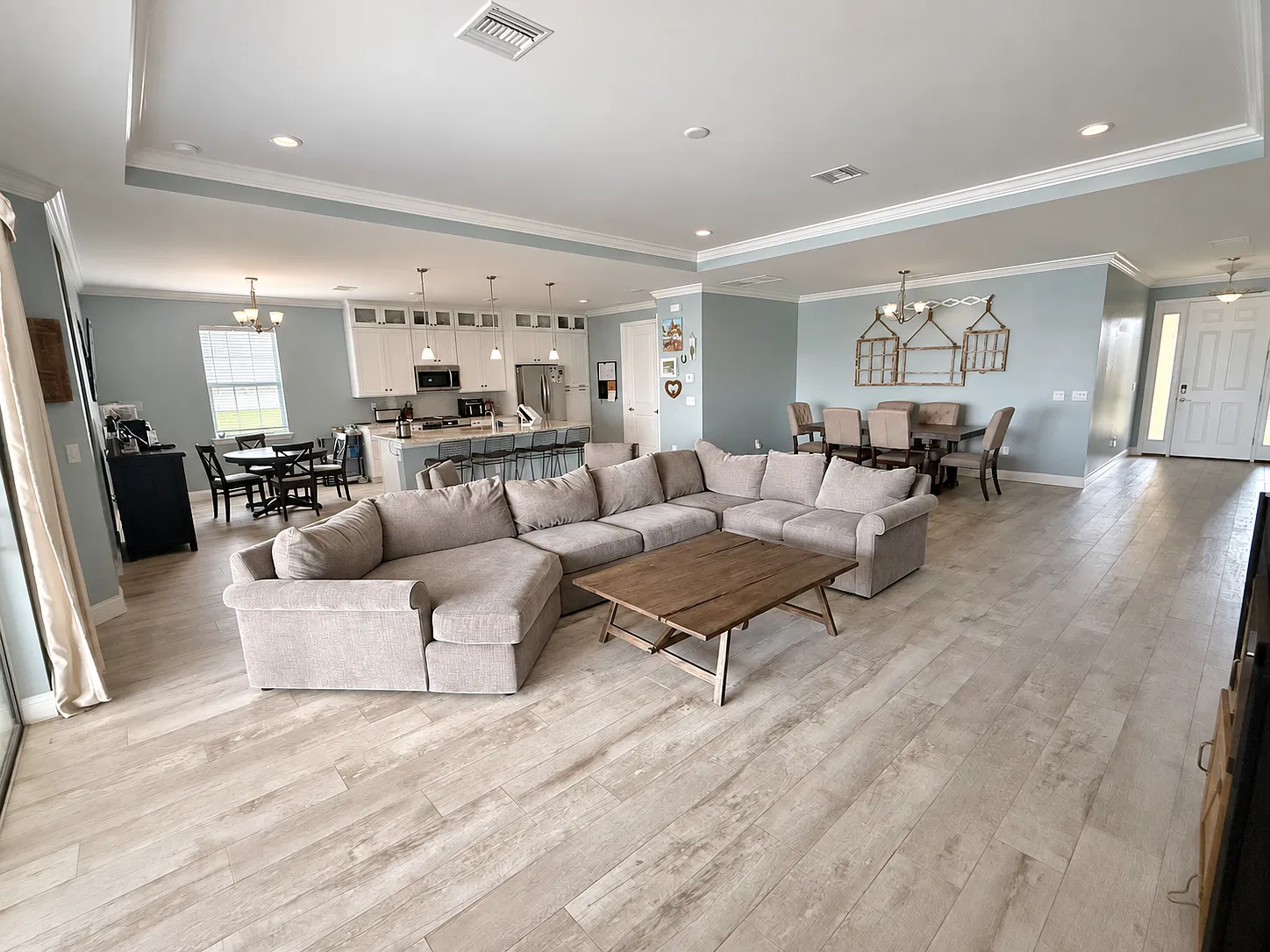 4 bed, 2361 sqft, $2,700 — Photo 4