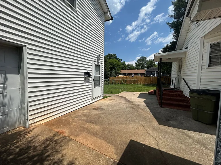 213 E Buford St — Photo 28