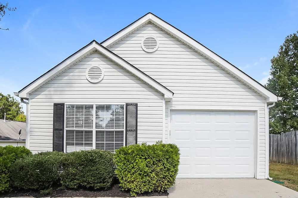 3 bed, 2.0 bath, 1137 sqft, $2,360 — Photo 1