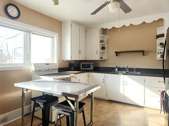 4th image of 608 W 3rd St