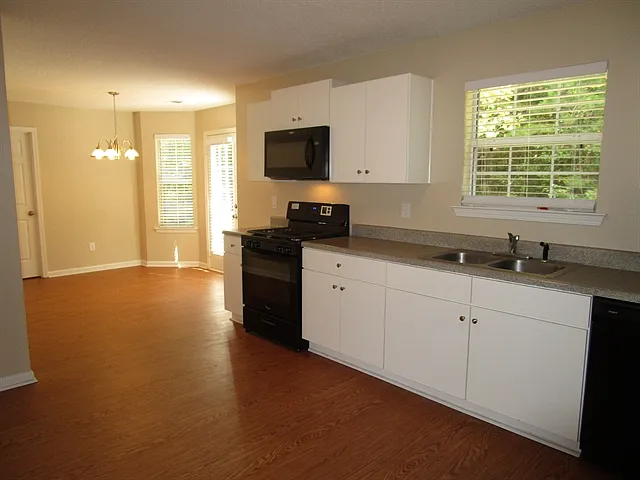 204 Carrie Dr — Photo 5