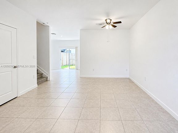 4th image of 2637 SE 12th St