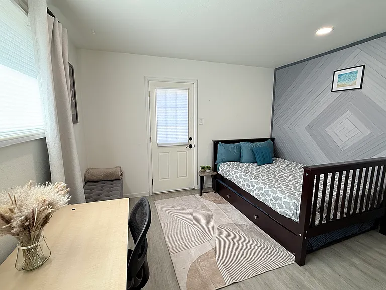 1435 Marion St #2 — Photo 15