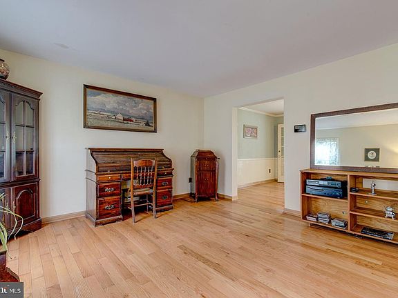 5th image of 305 William Salesbury Dr