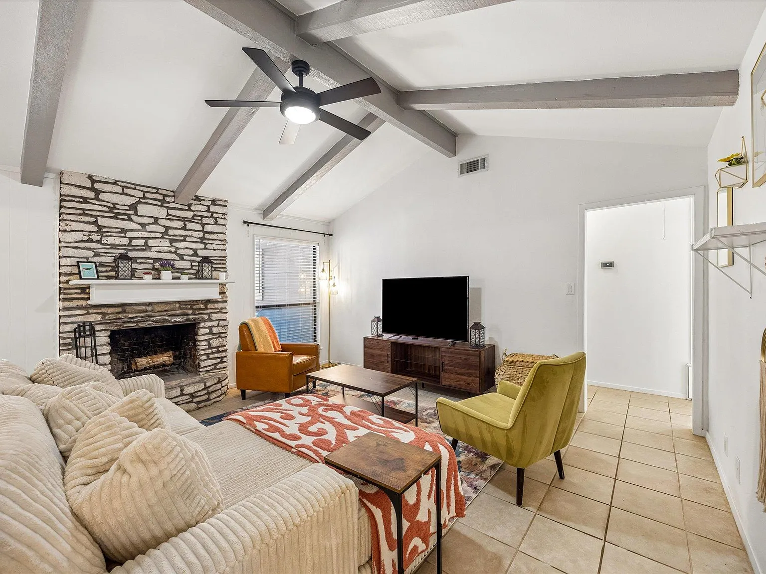 3 bed, 2.0 bath, 1396 sqft, $2,700 — Photo 2